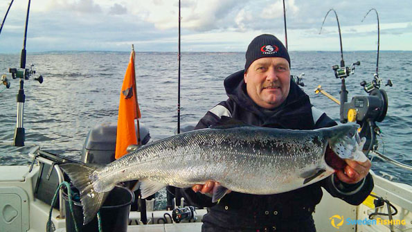 simrishamn-pan595web-angler-with-salmon.jpg