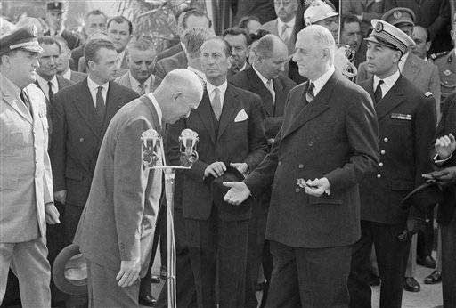 ikebowtodegaulle.jpg