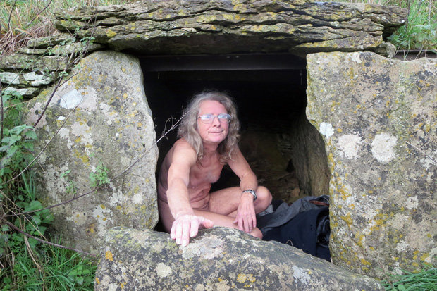 Naked-man-sitting-down-250205.jpg
