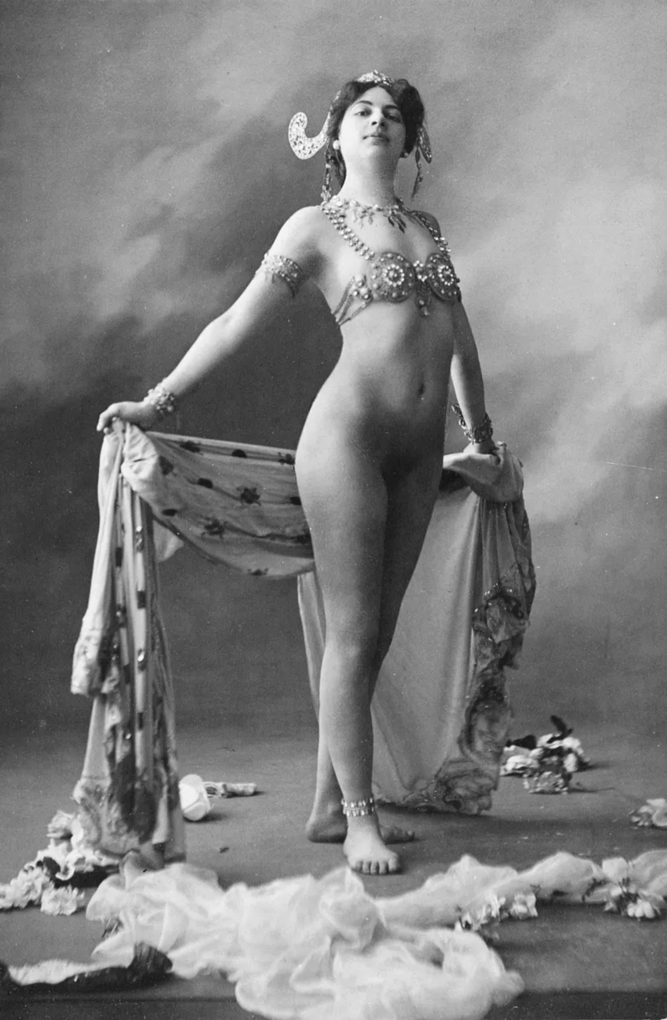 Margaretha_Zelle%2C_alias_Mata_Hari.jpg