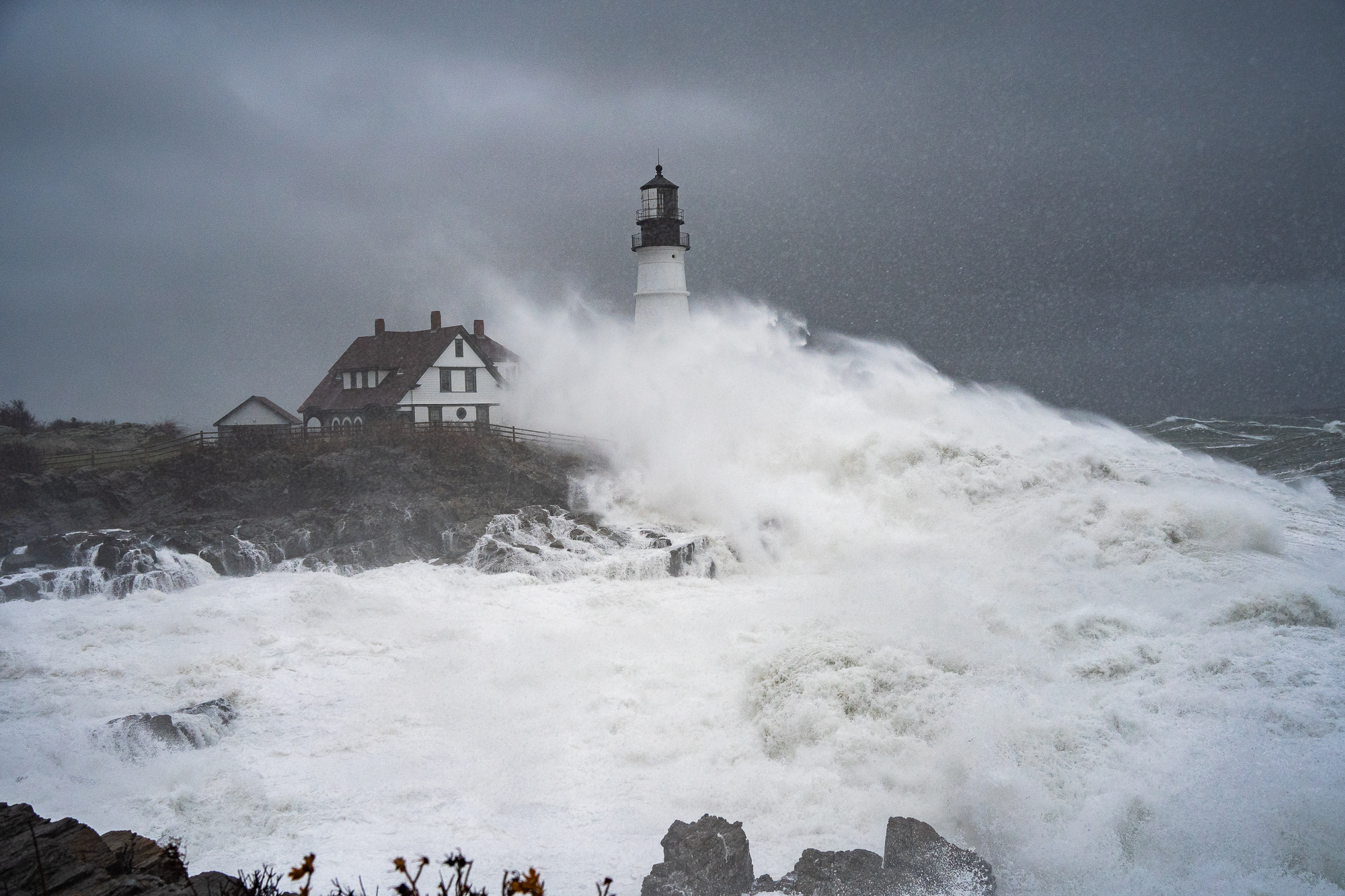 the-wave-portland-head-light.jpg