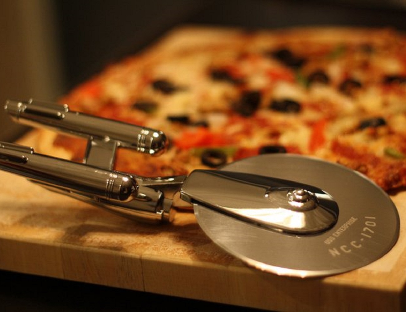 Star-Trek-Enterprise-Pizza-Cutter-4.jpg