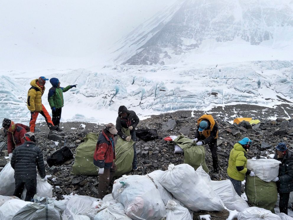 mt-everest-trash-ap-mo-20190502_hpMain_4x3_992.jpg