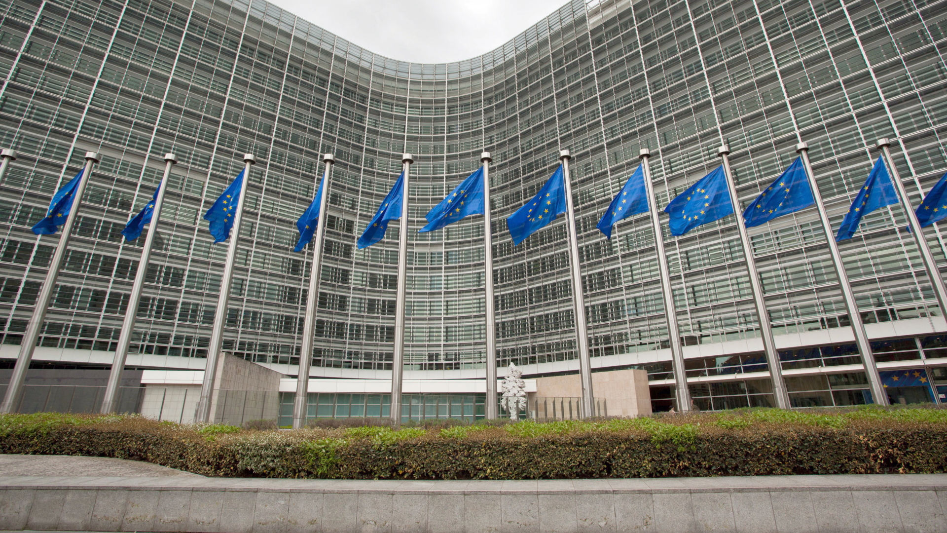 EU flags fly in front of the European Commission building in Brussels.  |  dpa